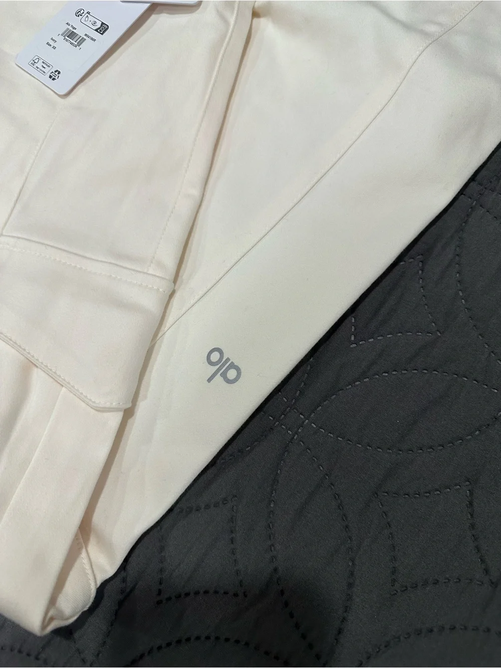 ALO Yoga Wide-Leg Cargo Pants in Cream